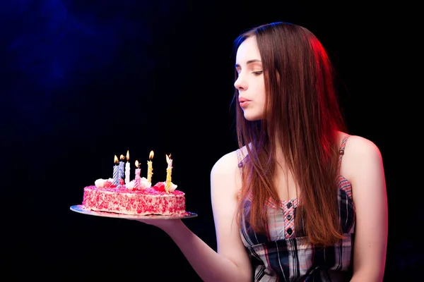 Mujer joven con pastel de cumpleaños en la fiesta — Foto de Stock