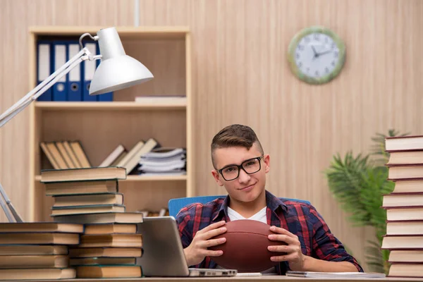 Giovane studente che preferisce giocare a baseball a studiare — Foto Stock