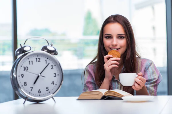 Menina tomando café da manhã na parte da manhã — Fotografia de Stock