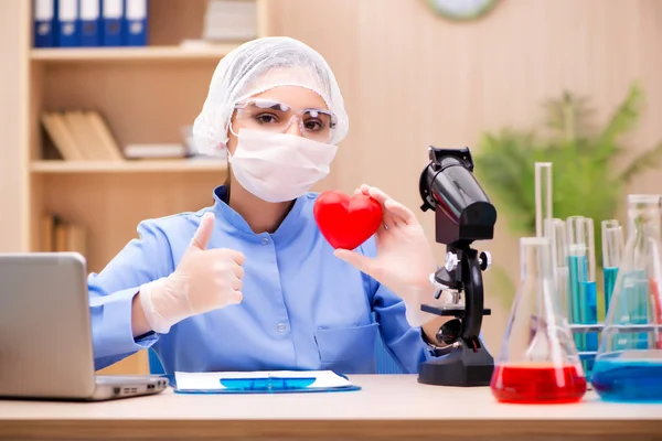 Doctora joven trabajando en el laboratorio —  Fotos de Stock