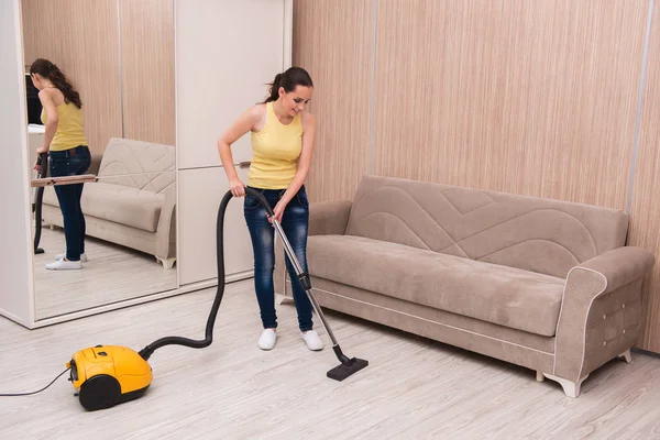 Mujer joven haciendo limpieza en casa —  Fotos de Stock