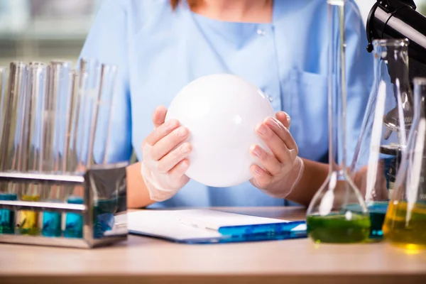 Doctor en laboratorio con bola de cristal —  Fotos de Stock