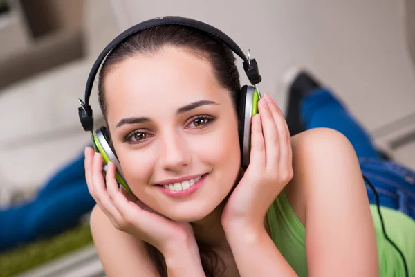 Mujer joven escuchando música en casa —  Fotos de Stock