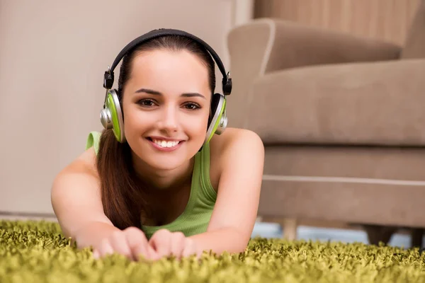 Mujer joven escuchando música en casa —  Fotos de Stock