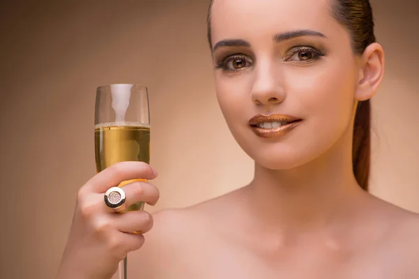 Молода жінка з келихом шампанського — стокове фото