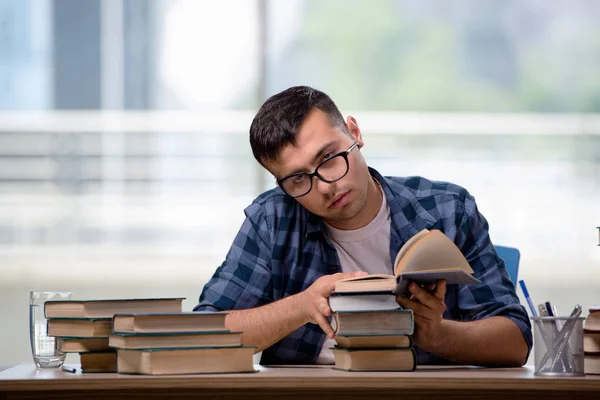 Jovem estudante se preparando para os exames escolares — Fotografia de Stock