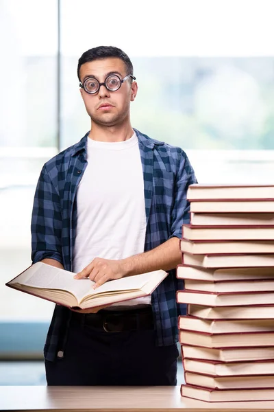 Jovem estudante se preparando para os exames escolares — Fotografia de Stock