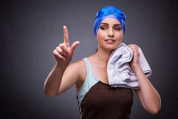 Mulher nadadora contra fundo cinza — Fotografia de Stock