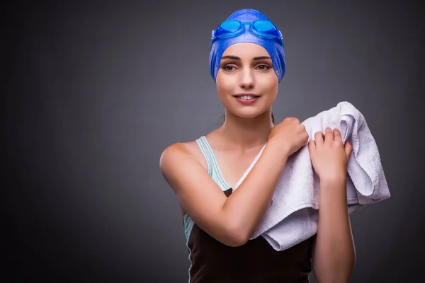 Mulher nadadora contra fundo cinza — Fotografia de Stock