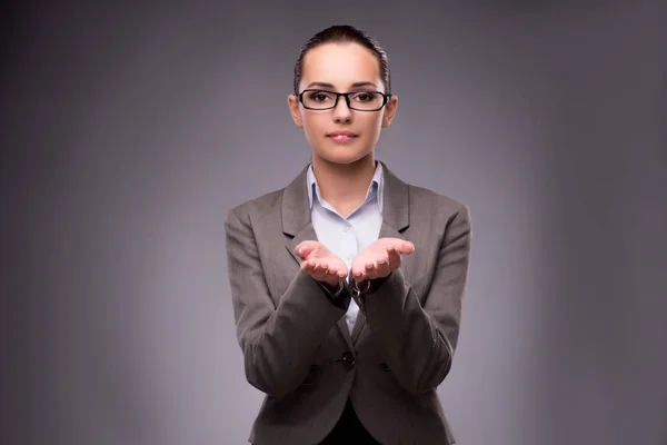 Affärskvinna som håller händerna i affärsidé — Stockfoto