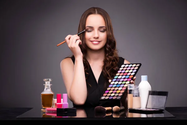 Mladá krásná žena během relace make-up — Stock fotografie