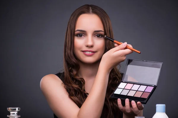 Mulher bonita aplicando maquiagem no conceito de moda — Fotografia de Stock
