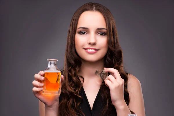 Mujer joven con botella de perfume —  Fotos de Stock