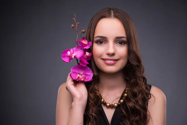 Hermosa mujer aplicando maquillaje en concepto de moda —  Fotos de Stock