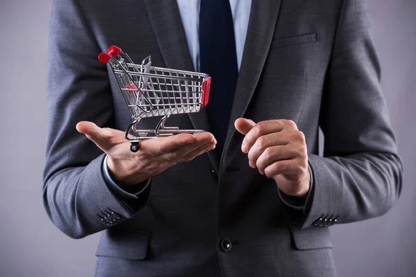 Buisinessman holding kundvagn online shopping koncept — Stockfoto