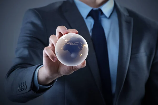 Бизнесмен, держащий земной шар в глобальной концепции бизнеса — стоковое фото