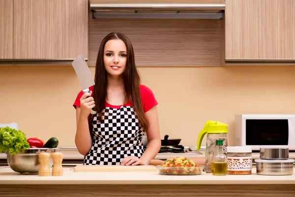 Νεαρή γυναίκα νοικοκυρά εργάζεται στην κουζίνα — Φωτογραφία Αρχείου