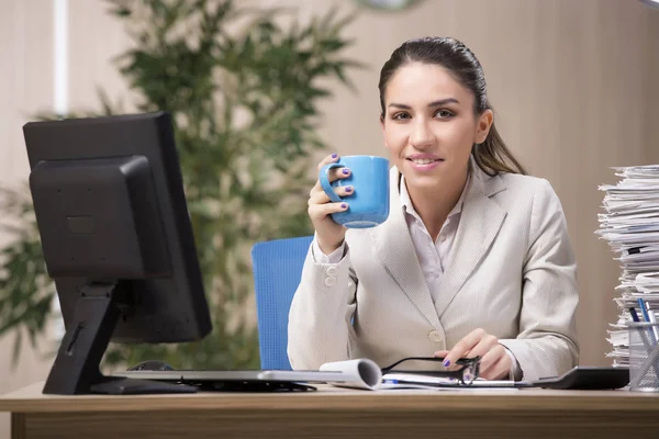 Empresária que trabalha no escritório — Fotografia de Stock