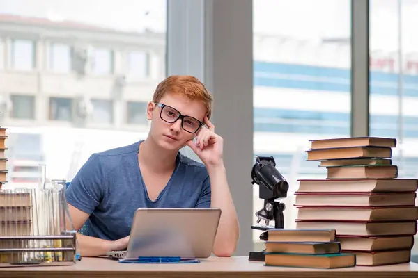 Jovem estudante se preparando para os exames escolares — Fotografia de Stock