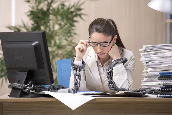 Femme d'affaires travaillant dans le bureau — Photo