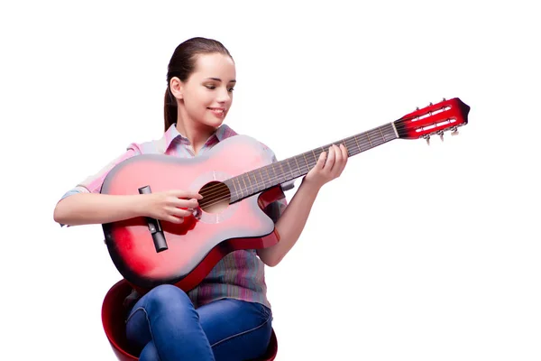 Mujer joven con guitarra aislada en blanco — Foto de Stock