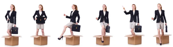 Podnikatelka s krabicemi izolovanými na bílém — Stock fotografie
