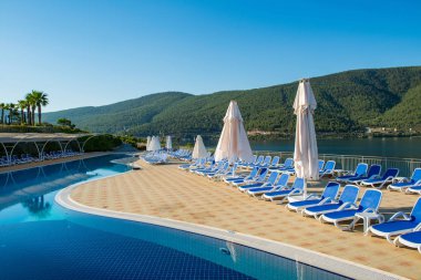 Aydınlık bir yaz gününde açık havada güzel bir yüzme havuzu.