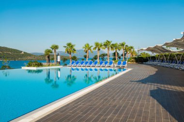 Aydınlık bir yaz gününde açık havada güzel bir yüzme havuzu.