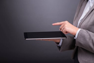 İş konseptinde tablet bilgisayarı olan kadın