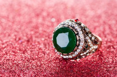 Mücevher yüzük parlak zemin üzerine konseptiyle