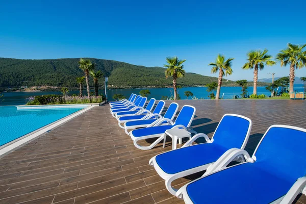 Bella piscina all'aperto nella luminosa giornata estiva — Foto Stock