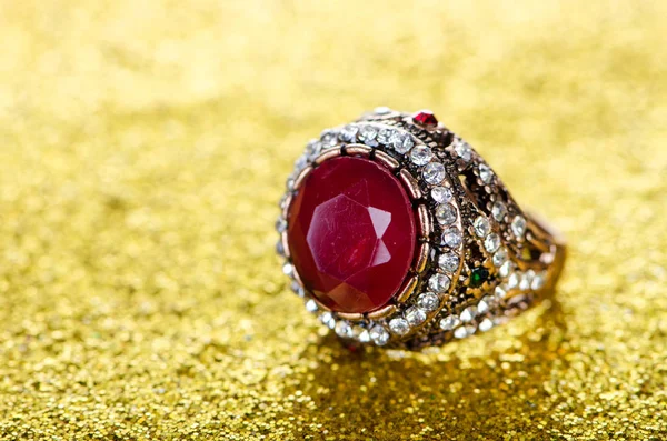 Smycken koncept med ringen på glänsande bakgrund — Stockfoto