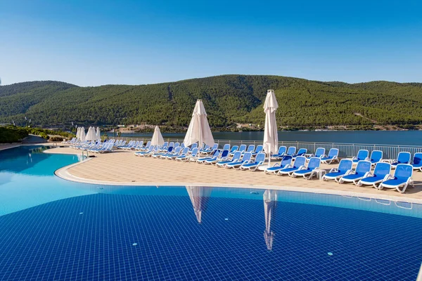 Piscina no dia de verão brilhante — Fotografia de Stock