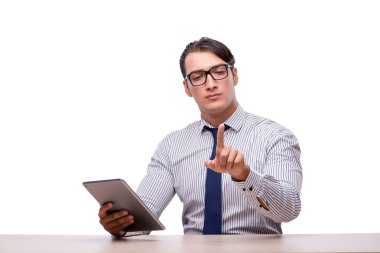 Yakışıklı işadamı wh izole tablet bilgisayar ile çalışma