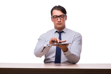 Tablet bilgisayarıyla beyaz izole iş adamı