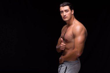 Kaslı adam siyah arka plan üzerine sökük