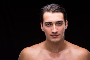 Kas yakışıklı adam siyah arka plan üzerine sökük