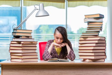 Üniversite sınavlarına hazırlanan öğrenci