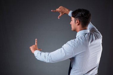 Yakışıklı işadamı acil sanal düğmeleri