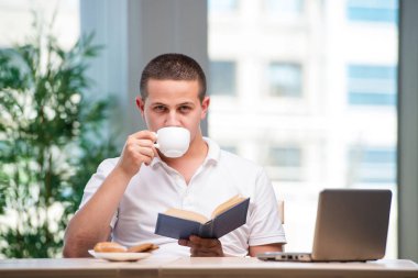 Okul sınavlarına hazırlanan genç bir öğrenci.