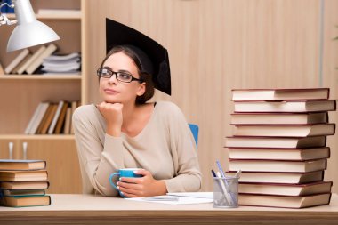 Üniversite sınavlarına hazırlanan genç öğrenci.