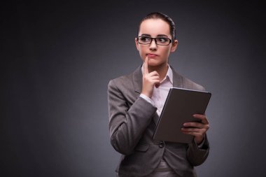 İş konseptinde tablet bilgisayarı olan kadın