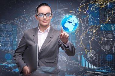 Veri yönetimi kavramı içinde genç iş kadını