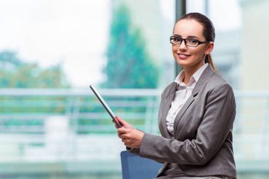 Tablet Office ile çalışan kadın