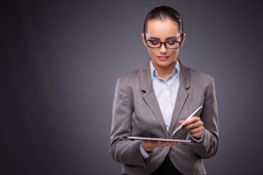 İş kadını iş konseptinde tablet bilgisayarda çalışıyor