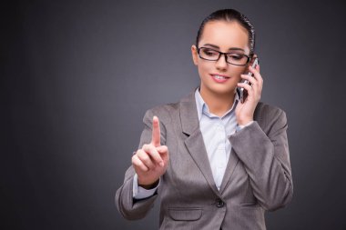 İş kadını iş kavramı içinde istimal hareket eden telefon