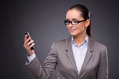 İş kadını iş kavramı içinde istimal hareket eden telefon