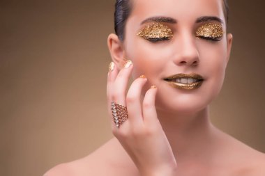 Zarif kadın mücevher moda kavramı ile