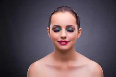 Kadın güzellik kavramı gri arka plan üzerinde