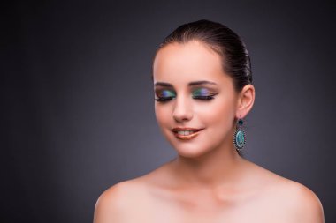 Güzel kadın mücevher güzellik kavramı ile